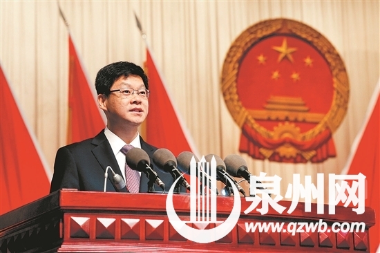 1月19日，市长康涛作政府工作报告。