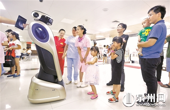 儿童医院的机器人导诊，提升了医院的服务水平。 （林劲峰 摄）