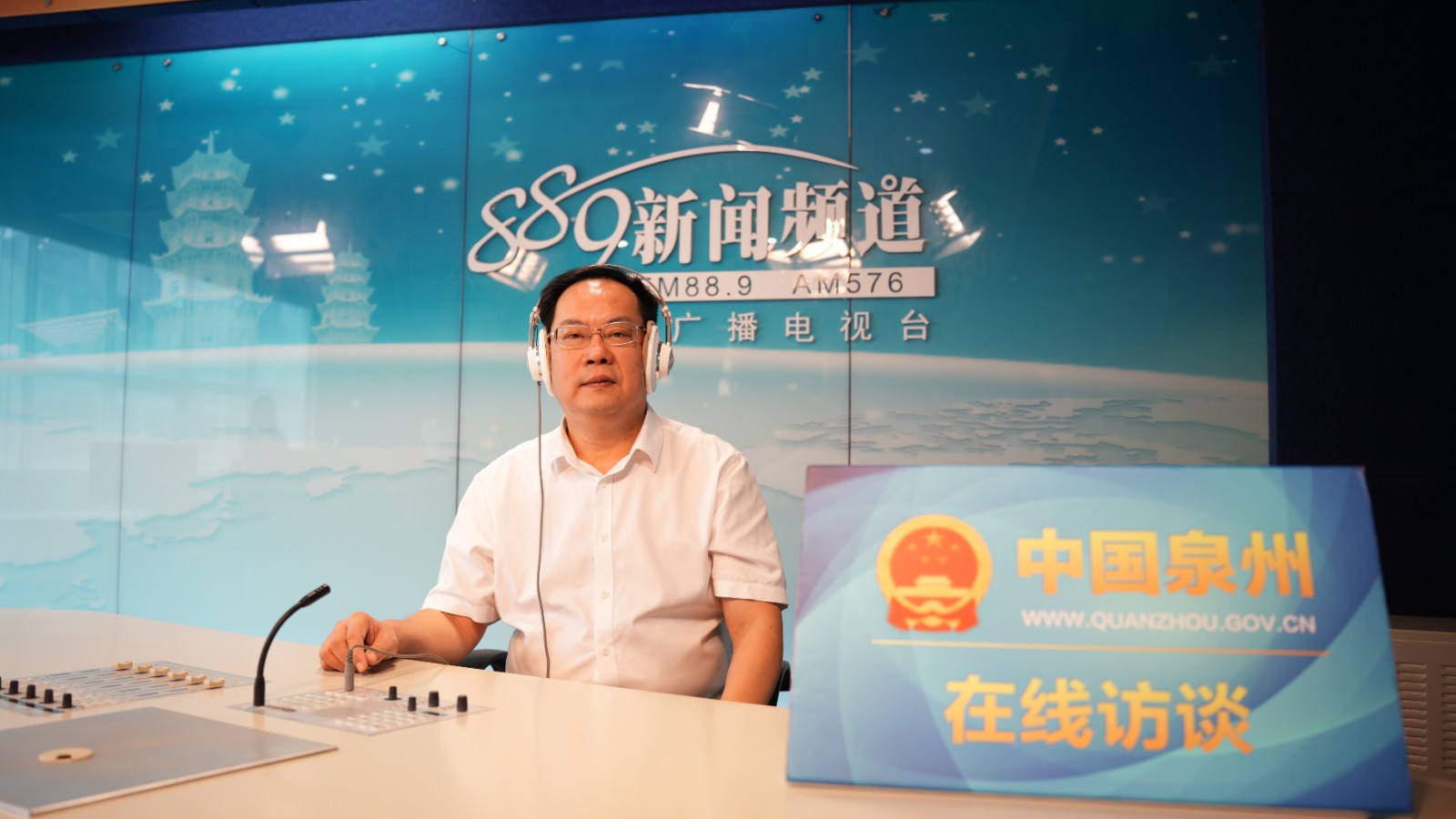 《在线访谈》关注大拼经济、大抓发展“项目创优年”专题节目，聚焦“绿满泉城”“照明提升”专项行动。