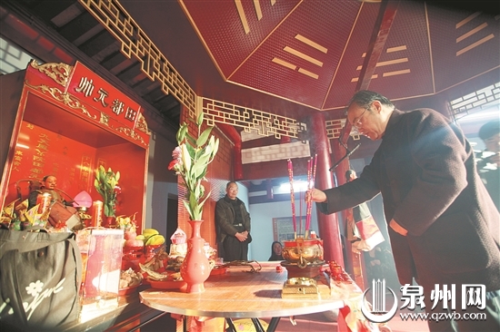 田青在泉州参加祭拜戏神”田都元帅仪式（王庆生 摄）