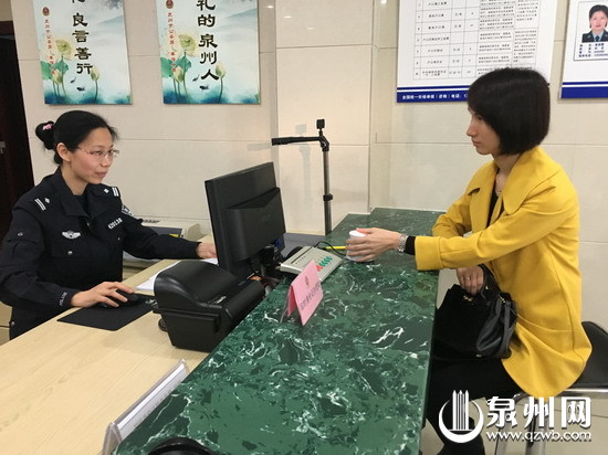 换领证件的廖女士在采集指纹
