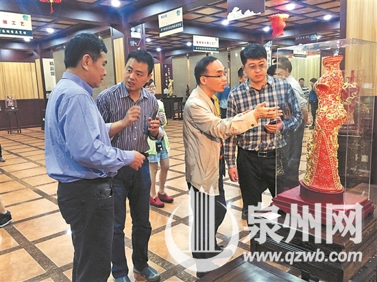 评估组参观张坂镇雕艺馆 （杨婷婷 摄）