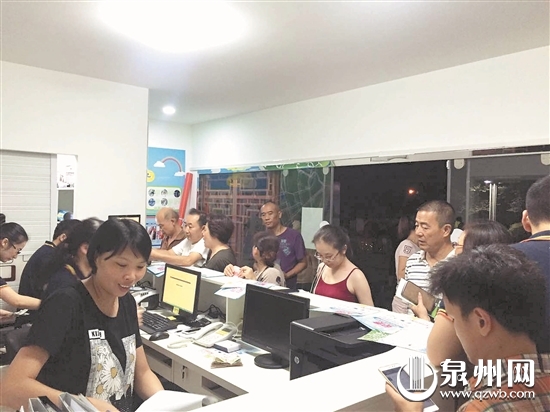 昨晚，不少市民在服务中心咨询办卡情况。
