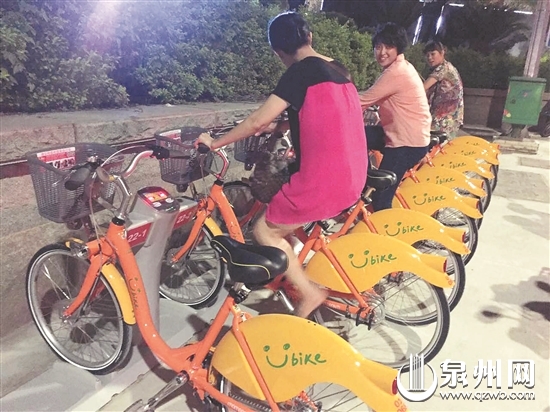 昨晚，在中山公园服务中心附近，一些市民迫不及待地体验“小黄人”的性能。