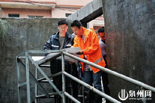 市长康涛前往井山排涝闸、南北大道等查看水涝情况