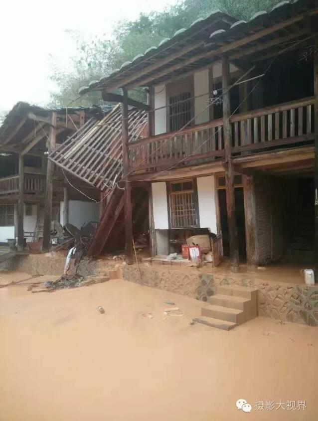 德化南埕镇塔兜村，民房受损严重，不少从山上溜坡下来的泥石流直接冲入木结构房屋之中；多处道路溜坡，影响通行