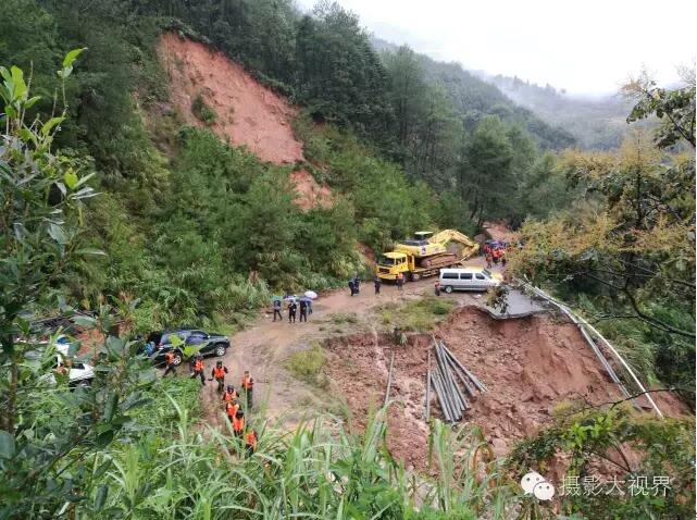 德化水口镇土布山山体滑坡，武警官兵和当地干部群众正在冒雨抢险