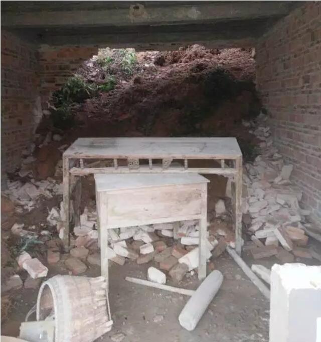 德化塔兜一民房被溜方土石砸出个“大窟窿”