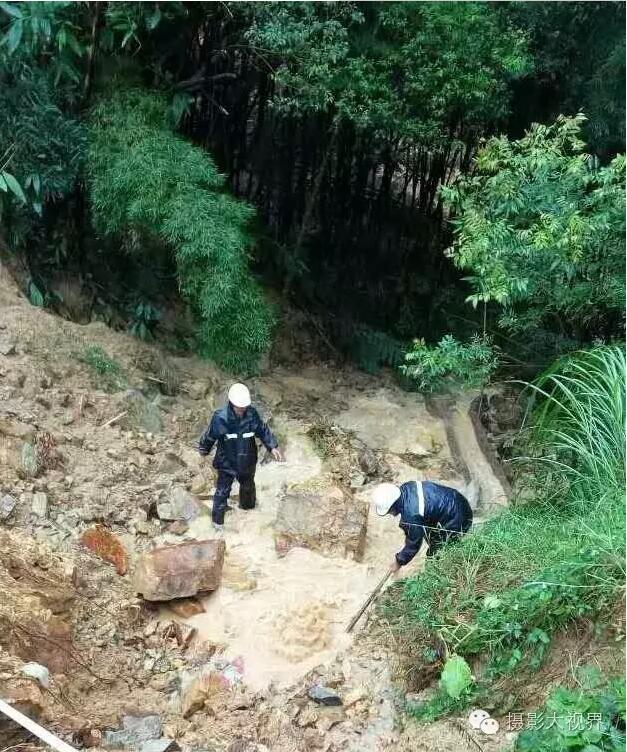 28日上午，南安市向阳乡干部徒手清理被泥石流堵塞的公路涵洞
