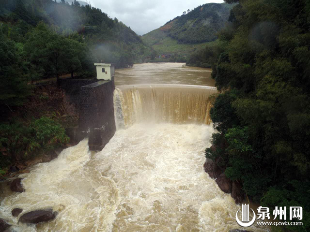 记者张九强冒雨独家航拍记录下台风肆虐后的德化水口镇湖石线塌方损毁情况