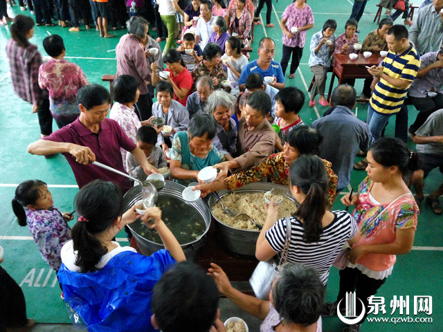 28日中午，在永春县湖洋镇永春四中集中安置的群众，有序地排队吃午饭