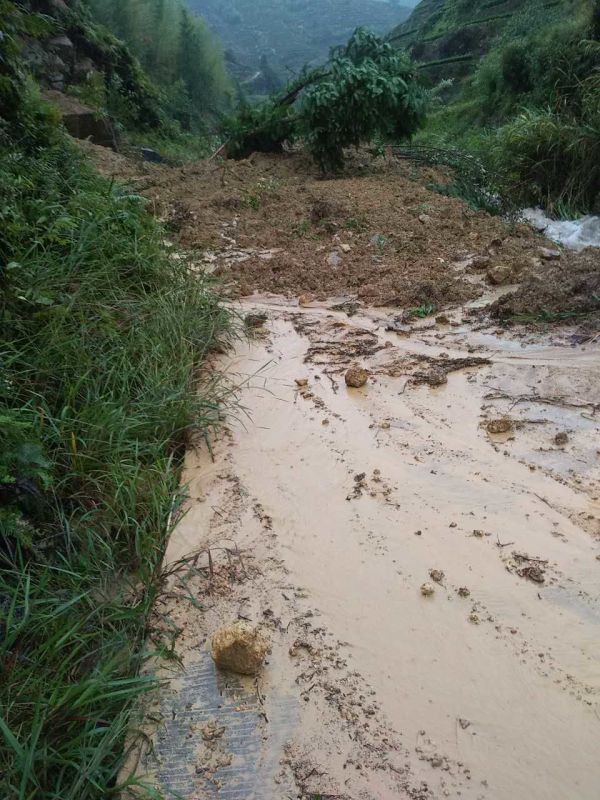 安溪县祥华乡珍山公路严重塌方造成公路中断
