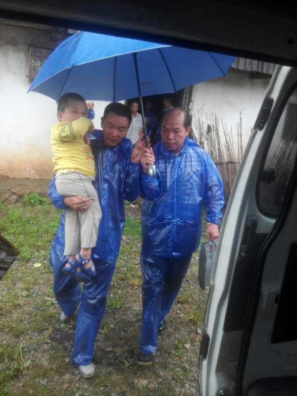 安溪县蓝田乡乡村干部帮助转移群众抱小孩，及时撤离