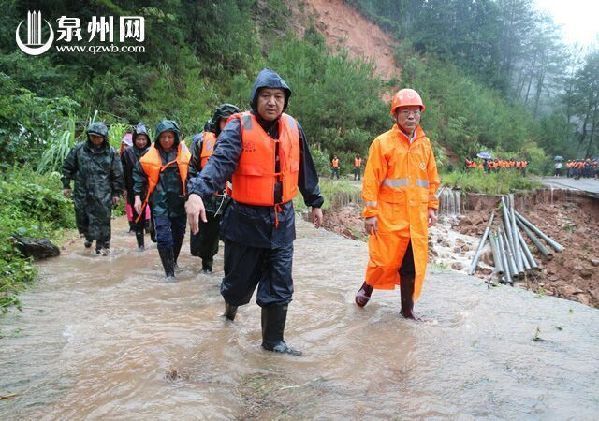 市委书记郑新聪赶赴受灾严重的德化永春安溪南安