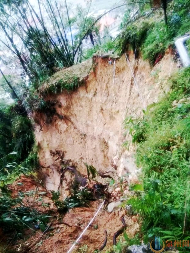 安溪县龙门镇美顶村主干道碗头垵路段公路塌方。