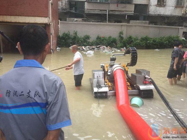 水头鸿星小区排水正在组织排水