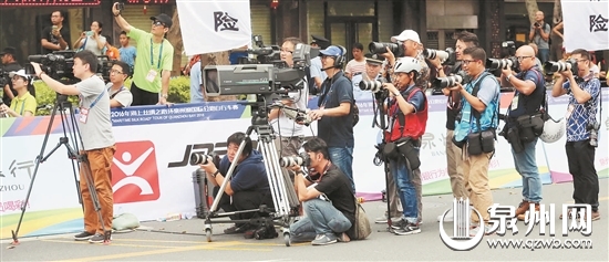 国内外媒体齐聚泉州，长枪短炮聚焦环湾赛。（庄丽祥/摄）