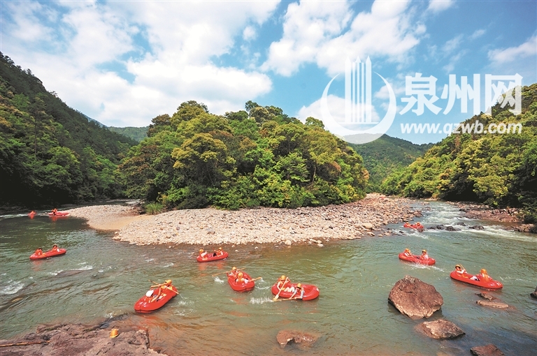 德化南埕乡村旅游发展成效显著。图为游客在石龙溪漂流。