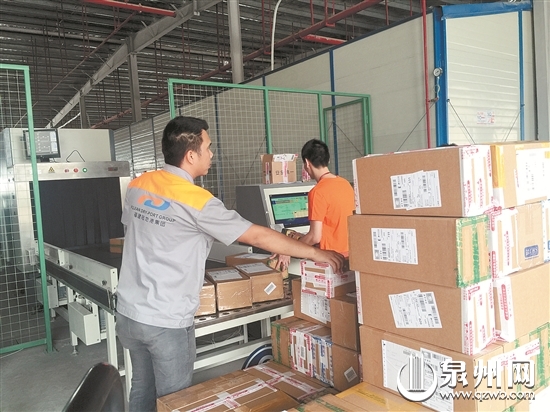图为在泉州国际快件通关中心，工作人员在查验进口包裹（刘倩 摄）