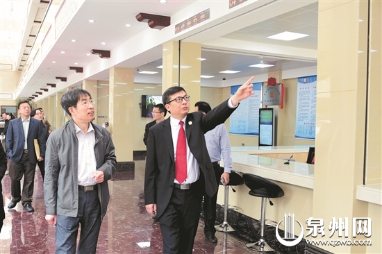 最高人民法院司改办副主任王会伟（左一）率队莅临泉州中院调研指导