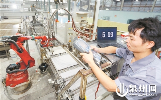 南安石材企业引进自动化流水线加工石材,用工数量骤降。 南安石材企业引进自动化流水线加工石材,用工数量骤降。