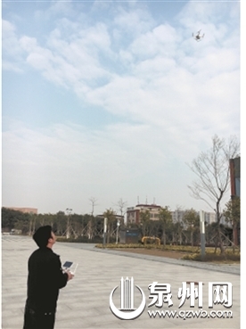 执法人员操作无人机