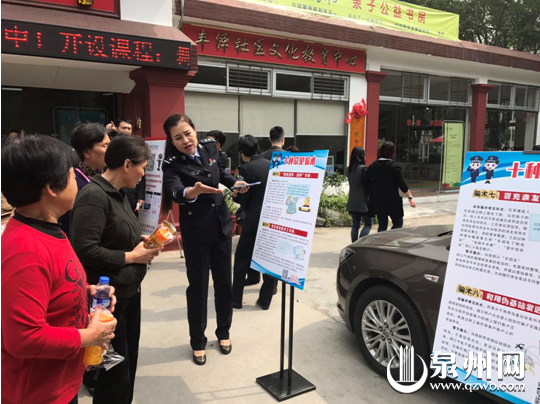 市反诈骗中心民警现场讲解