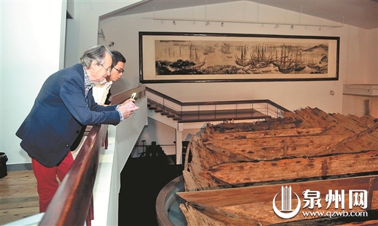 戴浩石先生参观泉州湾古船陈列馆