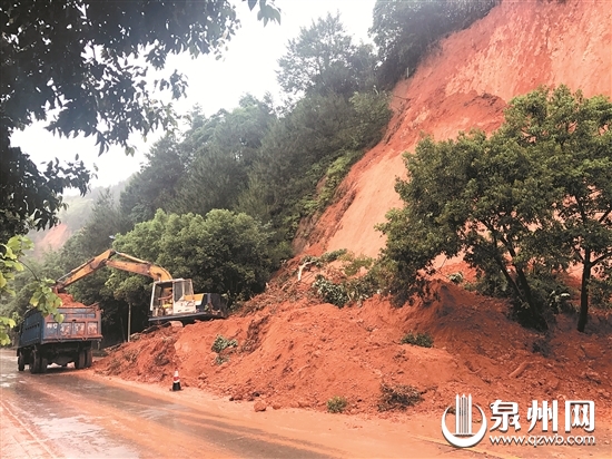公路部门紧急抢通省道306线永春县玉斗镇玉斗村溜方路段 （廖培煌 尤惠艺 陈志全 摄）