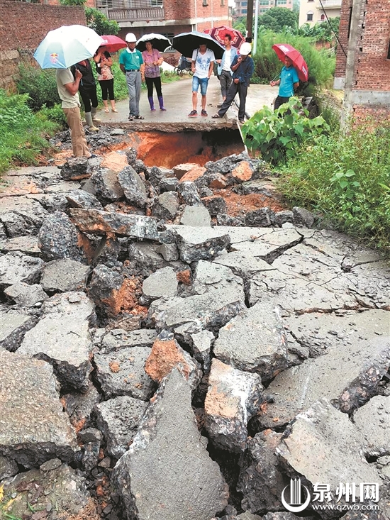 工作人员查看东田镇汤井村塌方险情 （陈灵 黄耿煌 黄瑜鹏 摄）