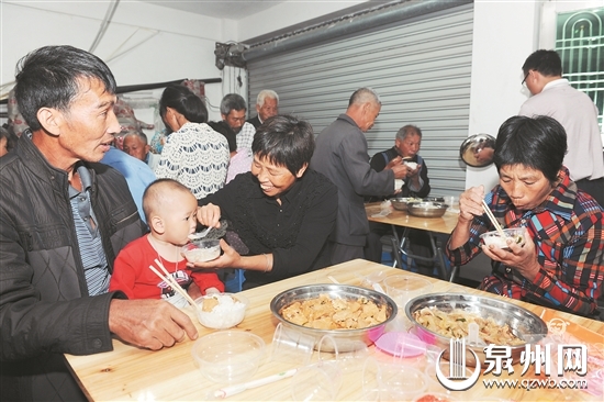 昨日下午，德化县龙浔镇大坂村转移安置的村民在避灾点吃饭。 （王双季 吴朝烨 陈小阳 摄）