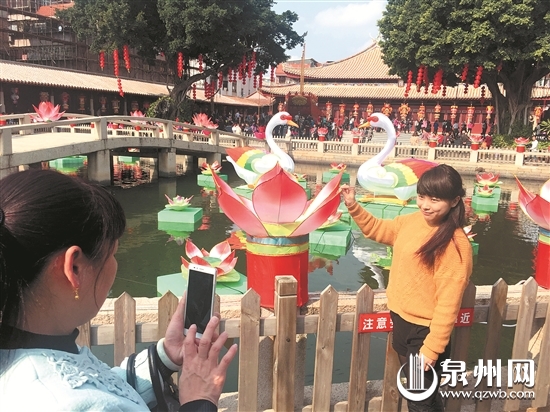 今年春节，在春晚分会场留影成了很多人的必选动作
