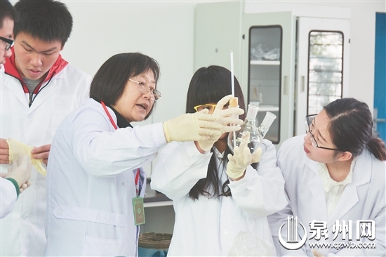 师生在做地沟油提炼实验