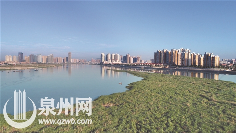  5月21日，记者在泉州晋江大桥拍摄的风景秀丽的泉州湾畔。 近年来，我市各地高标准、大手笔加快城市建设，城市公共设施不断完善，城市服务功能逐步提高，一个气候宜人、景色优美、生活舒适的宜居城市正展现在市民眼前。