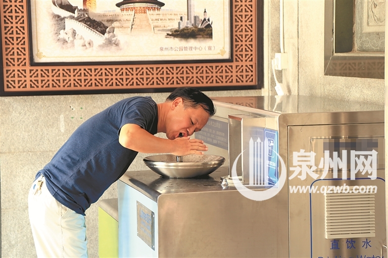 刺桐公园直饮水设备7月1日开始投入使用，受到群众的欢迎。