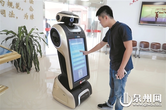 机器人“小君”有问必答，非常智能。